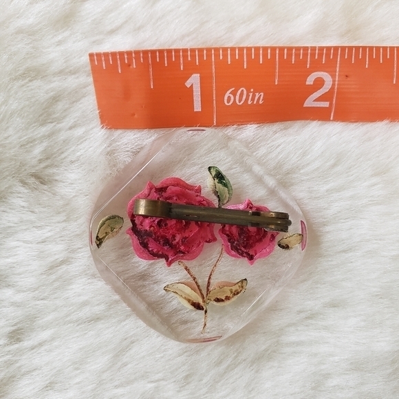VINTAGE 1940s Early Plastic Reverse Carved Lucite Floral Rose Brooch - Picture 4 of 5